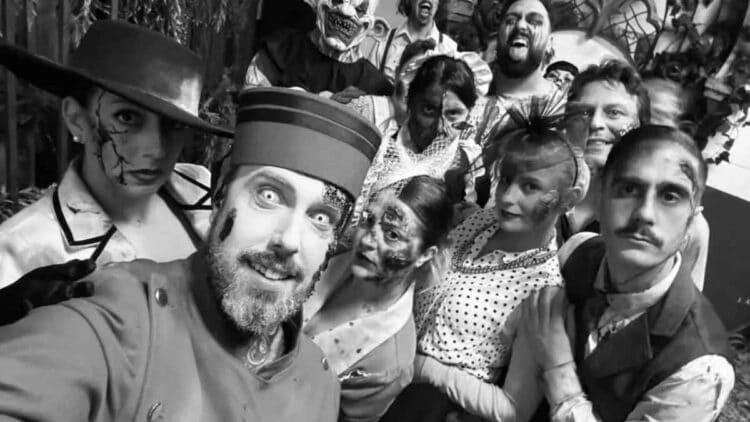 Actores caracterizados en el pasaje del terror más largo de Madrid en Halloween Horror Zone de Torrejón.