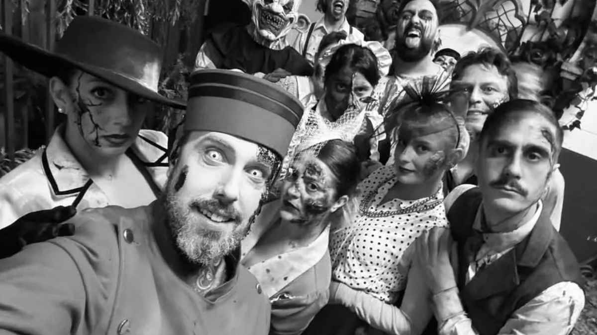 Actores caracterizados en el pasaje del terror más largo de Madrid en Halloween Horror Zone de Torrejón.