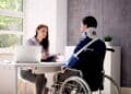 Persona en silla de ruedas durante una evaluación médica para la pensión de incapacidad permanente en 2026.