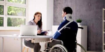 Persona en silla de ruedas durante una evaluación médica para la pensión de incapacidad permanente en 2026.