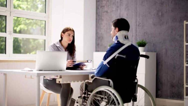 Persona en silla de ruedas durante una evaluación médica para la pensión de incapacidad permanente en 2026.