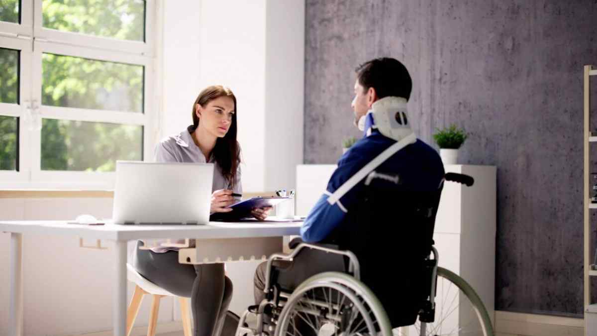 Persona en silla de ruedas durante una evaluación médica para la pensión de incapacidad permanente en 2026.