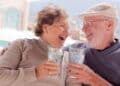 Pareja de jubilados felices por la subida de pensiones en 2026.