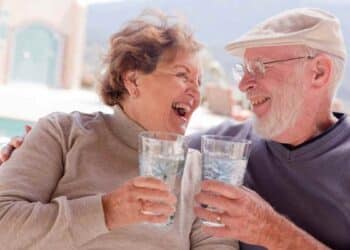 Pareja de jubilados felices por la subida de pensiones en 2026.