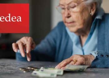 Pensionista contando dinero en referencia al informe de Fedea sobre la rentabilidad de las pensiones en España.