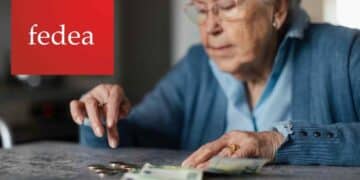 Pensionista contando dinero en referencia al informe de Fedea sobre la rentabilidad de las pensiones en España.