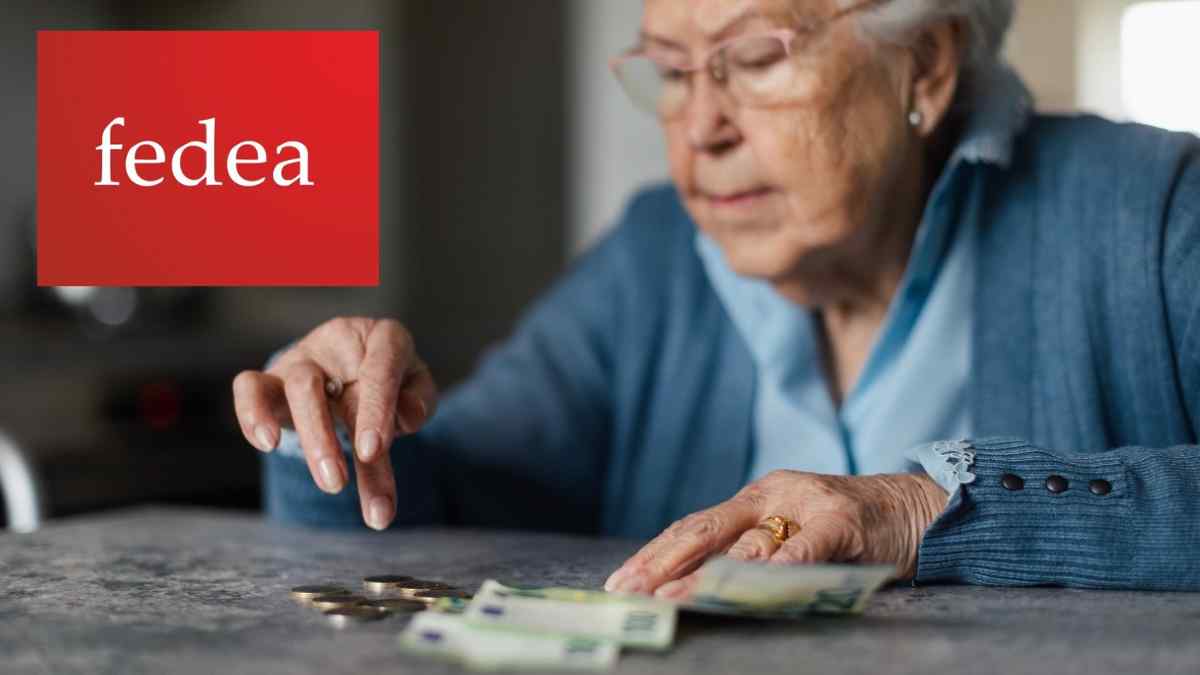 Pensionista contando dinero en referencia al informe de Fedea sobre la rentabilidad de las pensiones en España.