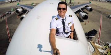 Piloto de Boeing 747 explica qué pasa con las heces de los baños del avión