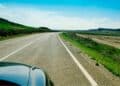 carretera con línea continua en Madrid vigilada por cámaras de la DGT que multan con 200 euros.
