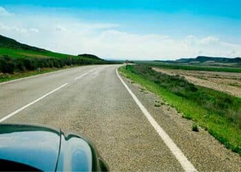 carretera con línea continua en Madrid vigilada por cámaras de la DGT que multan con 200 euros.