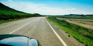 carretera con línea continua en Madrid vigilada por cámaras de la DGT que multan con 200 euros.