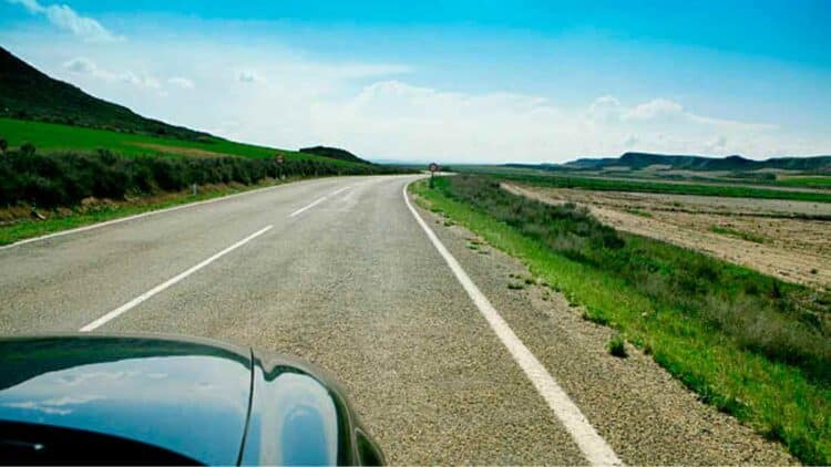 carretera con línea continua en Madrid vigilada por cámaras de la DGT que multan con 200 euros.