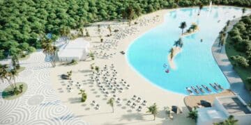 Playa artificial Alovera Beach con laguna y arena blanca en Guadalajara, a media hora de Madrid.