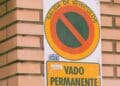 señal de vado permanente en Madrid con aviso de prohibido aparcar.