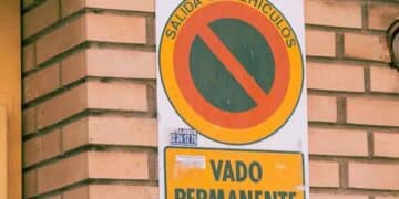 señal de vado permanente en Madrid con aviso de prohibido aparcar.
