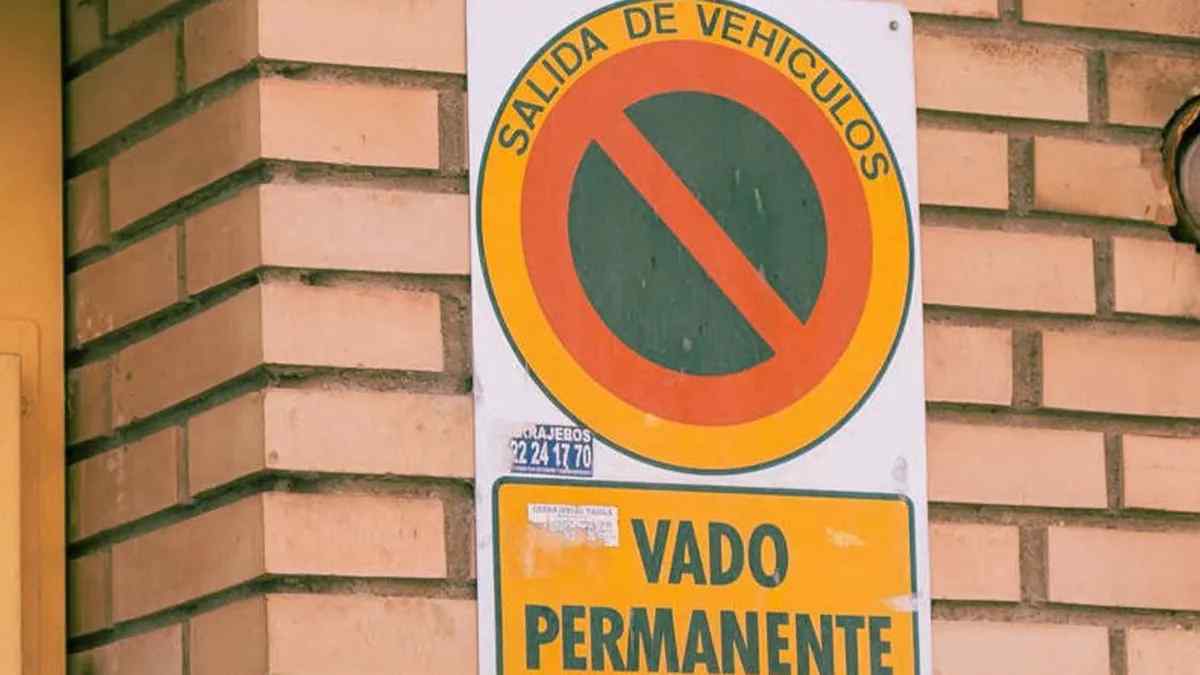 señal de vado permanente en Madrid con aviso de prohibido aparcar.