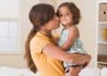 madre soltera con su hija pequeña recibiendo ayuda del SEPE y Seguridad Social en 2025.