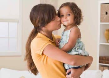 madre soltera con su hija pequeña recibiendo ayuda del SEPE y Seguridad Social en 2025.