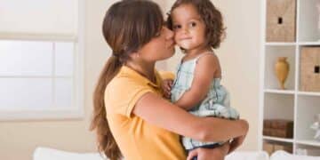 madre soltera con su hija pequeña recibiendo ayuda del SEPE y Seguridad Social en 2025.
