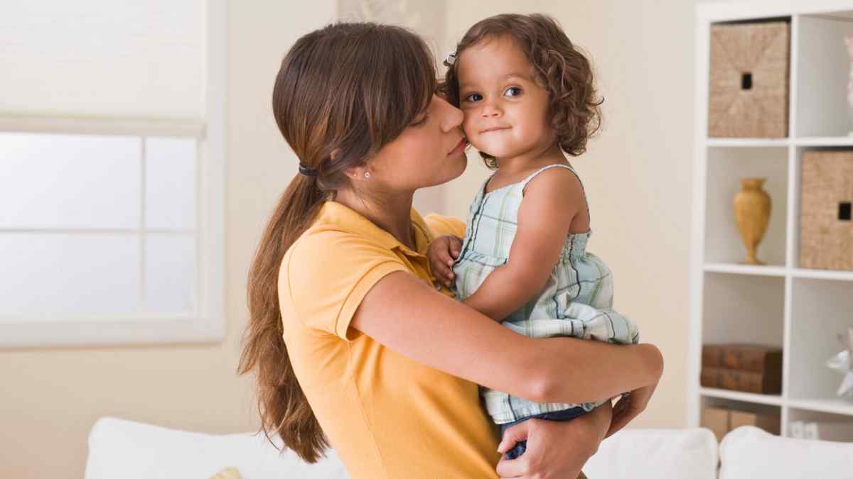 madre soltera con su hija pequeña recibiendo ayuda del SEPE y Seguridad Social en 2025.