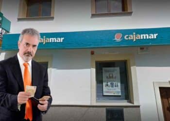 Cliente frente a una oficina de Cajamar por la promoción de 750 euros al domiciliar nómina.