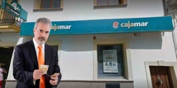 Cliente frente a una oficina de Cajamar por la promoción de 750 euros al domiciliar nómina.