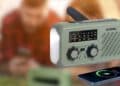 Radio de emergencia portátil con linterna y batería externa para apagones o acampadas