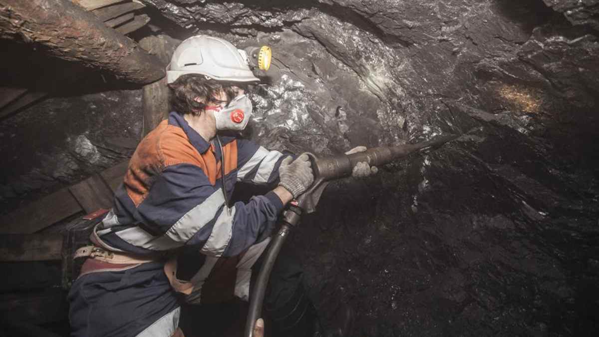 minero trabajando en mina de carbón, sector con las pensiones más altas en España.