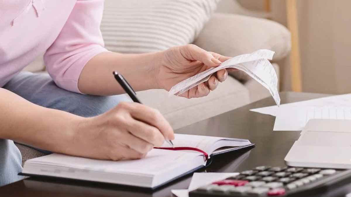 Autónomo revisando facturas y apuntes para aplazar deudas con la Seguridad Social.