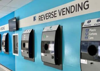 Máquinas expendedoras inversas en universidades que pagan 23 céntimos por reciclar latas y botellas.