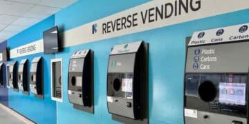 Máquinas expendedoras inversas en universidades que pagan 23 céntimos por reciclar latas y botellas.