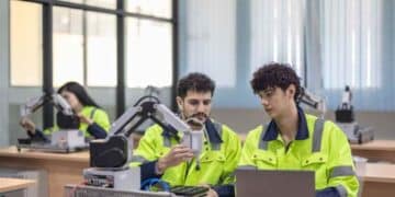 jóvenes en prácticas formativas trabajando con equipos técnicos para reconocer días de cotización en la jubilación.