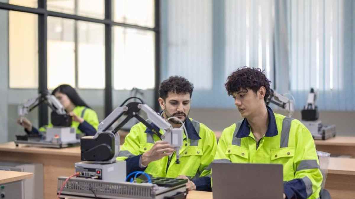 jóvenes en prácticas formativas trabajando con equipos técnicos para reconocer días de cotización en la jubilación.