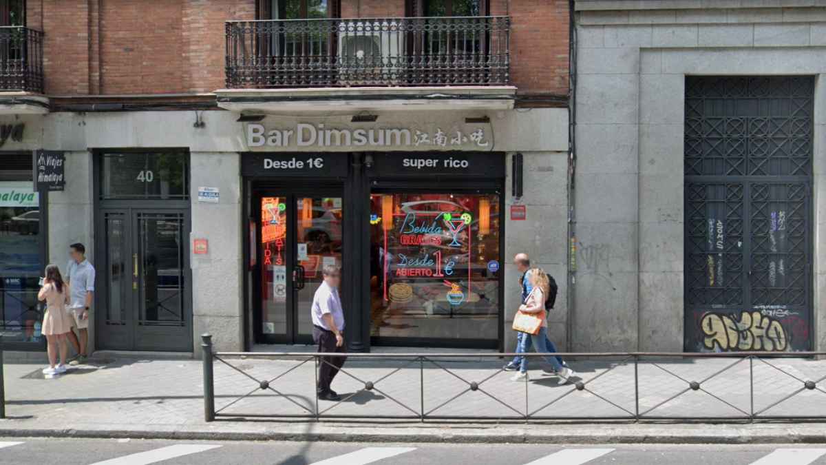Fachada del restaurante chino más barato de Madrid Bar Dimsum con platos caseros desde 1 euro