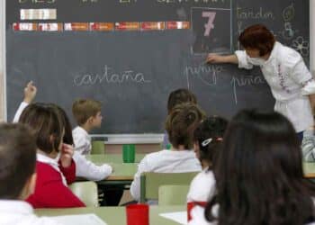 Profesora enseña Lengua y Matemáticas en aula de Primaria dentro del programa de refuerzo escolar de Madrid.