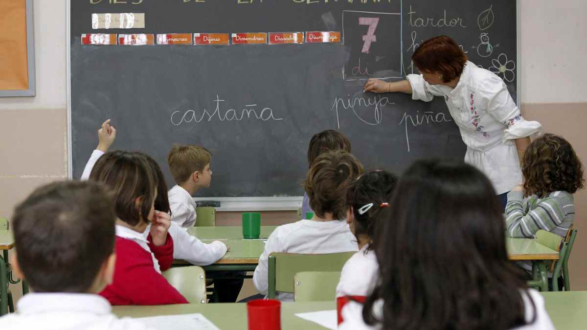 Profesora enseña Lengua y Matemáticas en aula de Primaria dentro del programa de refuerzo escolar de Madrid.