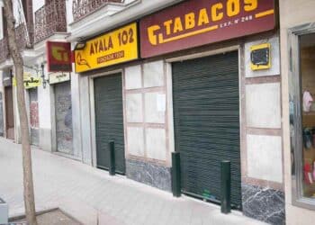 Fachada de estancos cerrados en España ante las nuevas normas de la OMS sobre el tabaco.