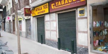 Fachada de estancos cerrados en España ante las nuevas normas de la OMS sobre el tabaco.