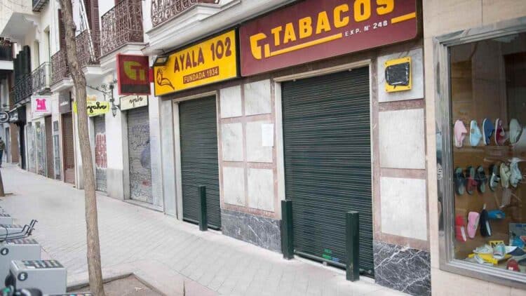 Fachada de estancos cerrados en España ante las nuevas normas de la OMS sobre el tabaco.