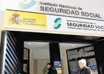 Autónomos cotizando en la Seguridad Social para mejorar su pensión con la actualización de la base de 2022.