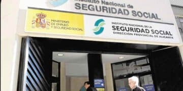 Autónomos cotizando en la Seguridad Social para mejorar su pensión con la actualización de la base de 2022.