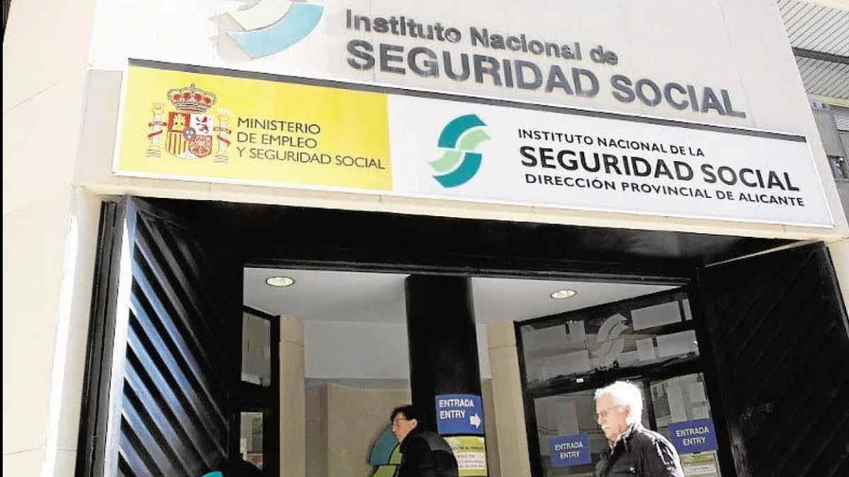 Autónomos cotizando en la Seguridad Social para mejorar su pensión con la actualización de la base de 2022.