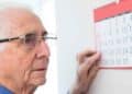 Hombre mayor revisa el calendario ante los cambios en la jubilación de 2026.
