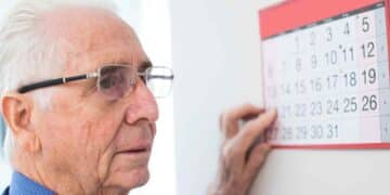Hombre mayor revisa el calendario ante los cambios en la jubilación de 2026.