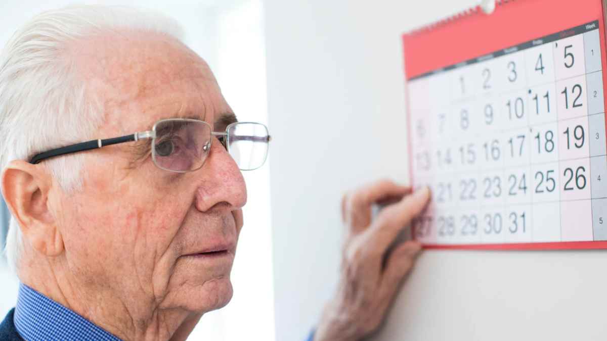 Hombre mayor revisa el calendario ante los cambios en la jubilación de 2026.