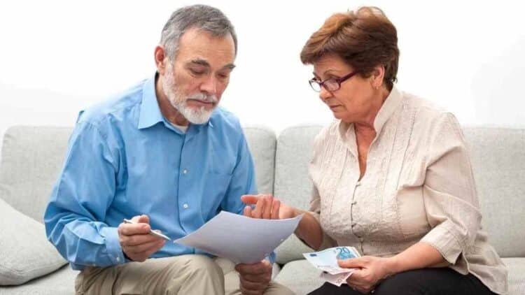 Pareja mayor revisando su pensión por la jubilación anticipada en 2026 según la Seguridad Social.