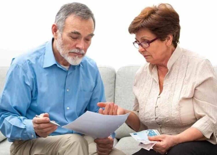 Pareja mayor revisando su pensión por la jubilación anticipada en 2026 según la Seguridad Social.