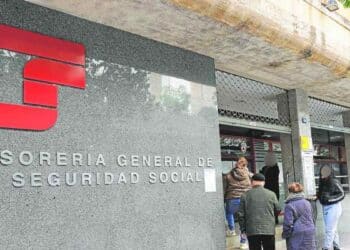 Personas accediendo a la Tesorería General de la Seguridad Social por nueva medida para trabajadores con menos de 25 años.