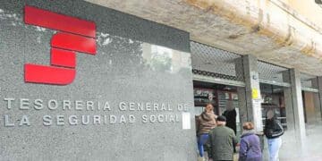 Personas accediendo a la Tesorería General de la Seguridad Social por nueva medida para trabajadores con menos de 25 años.