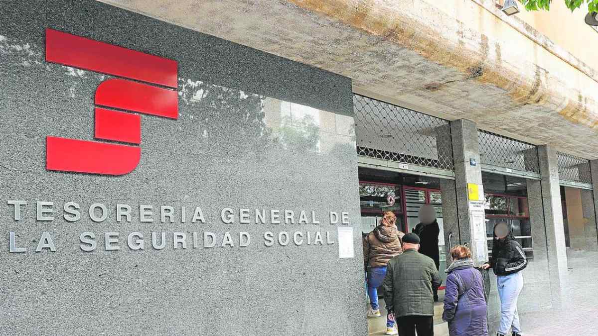 Personas accediendo a la Tesorería General de la Seguridad Social por nueva medida para trabajadores con menos de 25 años.
